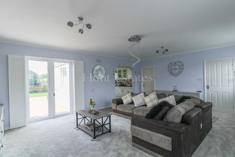 1 bedroom detached house for sale, 15 Poplar Avenue