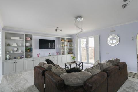 1 bedroom detached house for sale, 15 Poplar Avenue