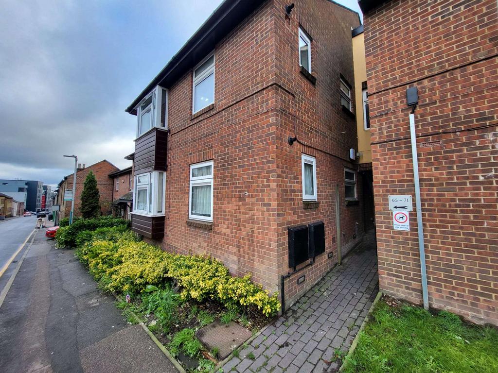 Fully Refurbished 2 bedroom Apartment for rent in