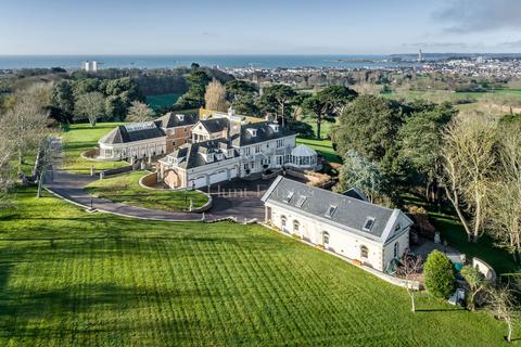 8 bedroom detached house for sale, Les Silleries