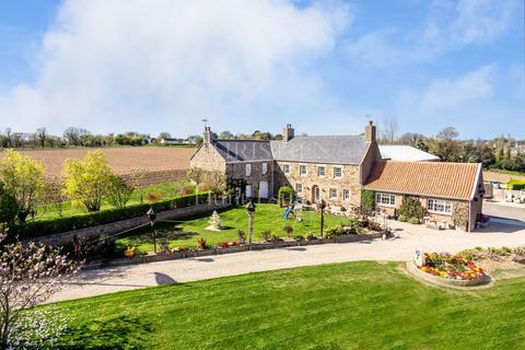 6 bedroom farm house for sale, Les Chasses Farm