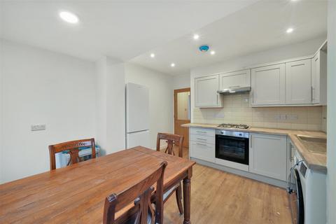 2 bedroom detached bungalow to rent, Rugby Avenue, Wembley