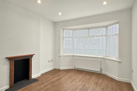 2 bedroom detached bungalow to rent, Rugby Avenue, Wembley
