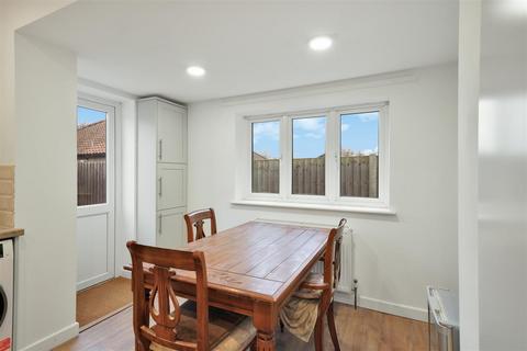 2 bedroom detached bungalow to rent, Rugby Avenue, Wembley