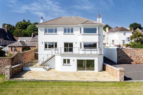 4 bedroom detached house for sale, Le Jardin