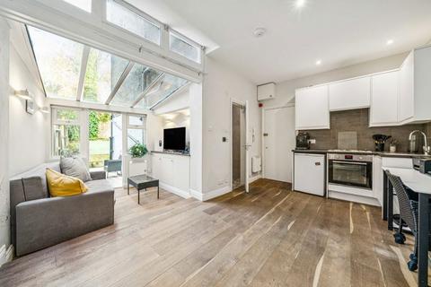 Studio to rent, Thurlow Park Road, London SE21