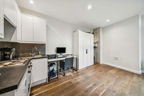 Studio to rent, Thurlow Park Road, London SE21
