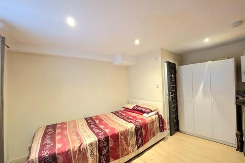 undefined, DOUBLE ROOM IN SHARED HOUSE