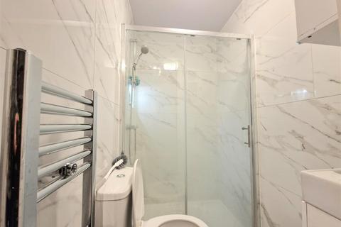 undefined, DOUBLE ROOM IN SHARED HOUSE