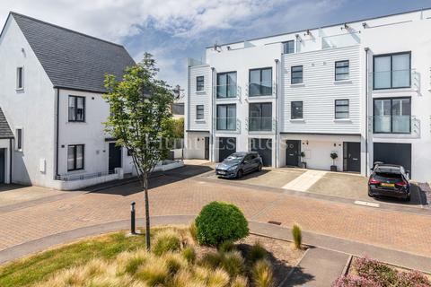 3 bedroom terraced house for sale, 27 Sandbanks