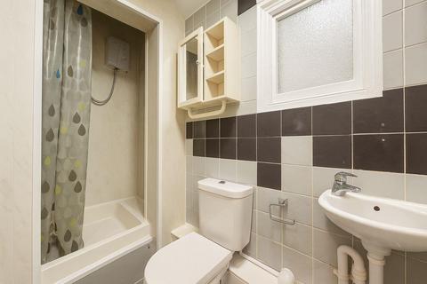 Studio to rent, The Avenue, Worcester Park
