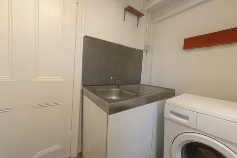 Studio to rent, The Avenue, Worcester Park