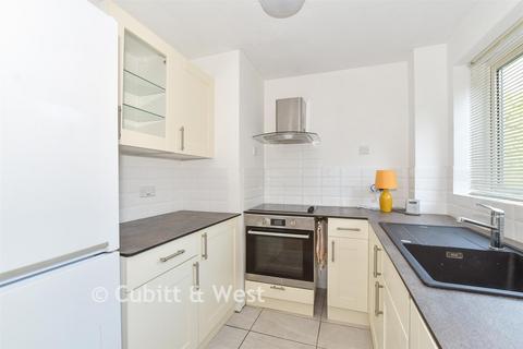2 bedroom ground floor flat for sale, Cotswold Court, Horsham RH13