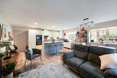 2 bedroom apartment for sale, Chequers Lane, Walton On The Hill, Tadworth