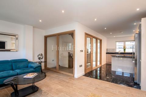 3 bedroom end of terrace house for sale, 3 Cranworth Mews