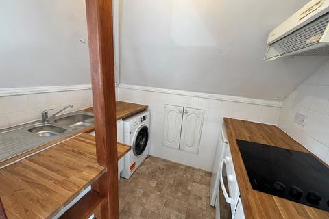2 bedroom flat to rent, Danecourt Road, Poole, BH14
