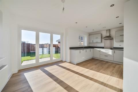 4 bedroom semi-detached house to rent, Upton NN5