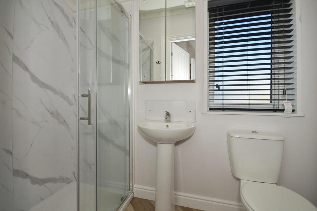 BED 1 ENSUITE.jpg