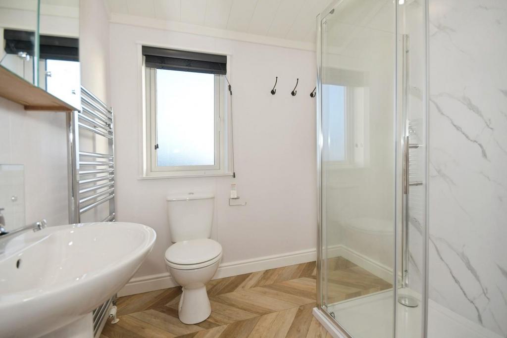 SHOWER ROOM.jpg