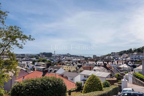 1 bedroom flat for sale, Apt 2, Almorah Crescent