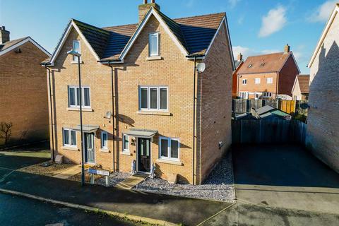 3 bedroom semi-detached house for sale, Lakeland Drive, Aylesbury HP18