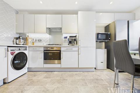 3 bedroom semi-detached house for sale, Lakeland Drive, Aylesbury HP18
