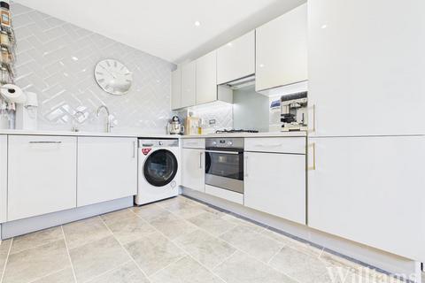 3 bedroom semi-detached house for sale, Lakeland Drive, Aylesbury HP18