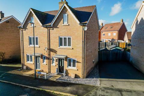 3 bedroom semi-detached house for sale, Lakeland Drive, Aylesbury HP18
