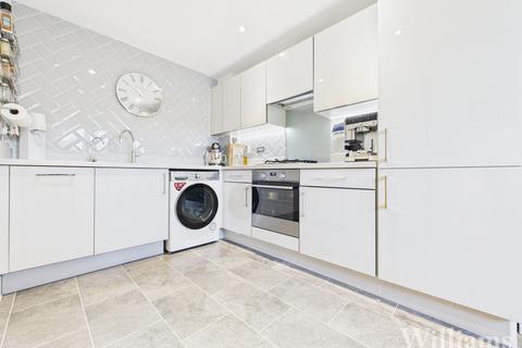 3 bedroom semi-detached house for sale, Lakeland Drive, Aylesbury HP18