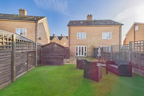 3 bedroom semi-detached house for sale, Lakeland Drive, Aylesbury HP18