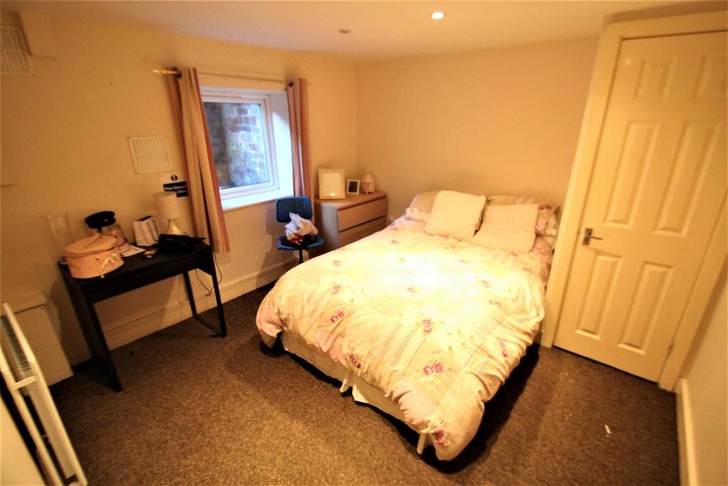Cozy and welcoming double bedroom featuring a c...