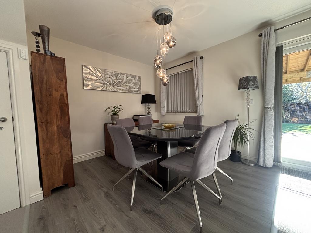 Living room (dining area)