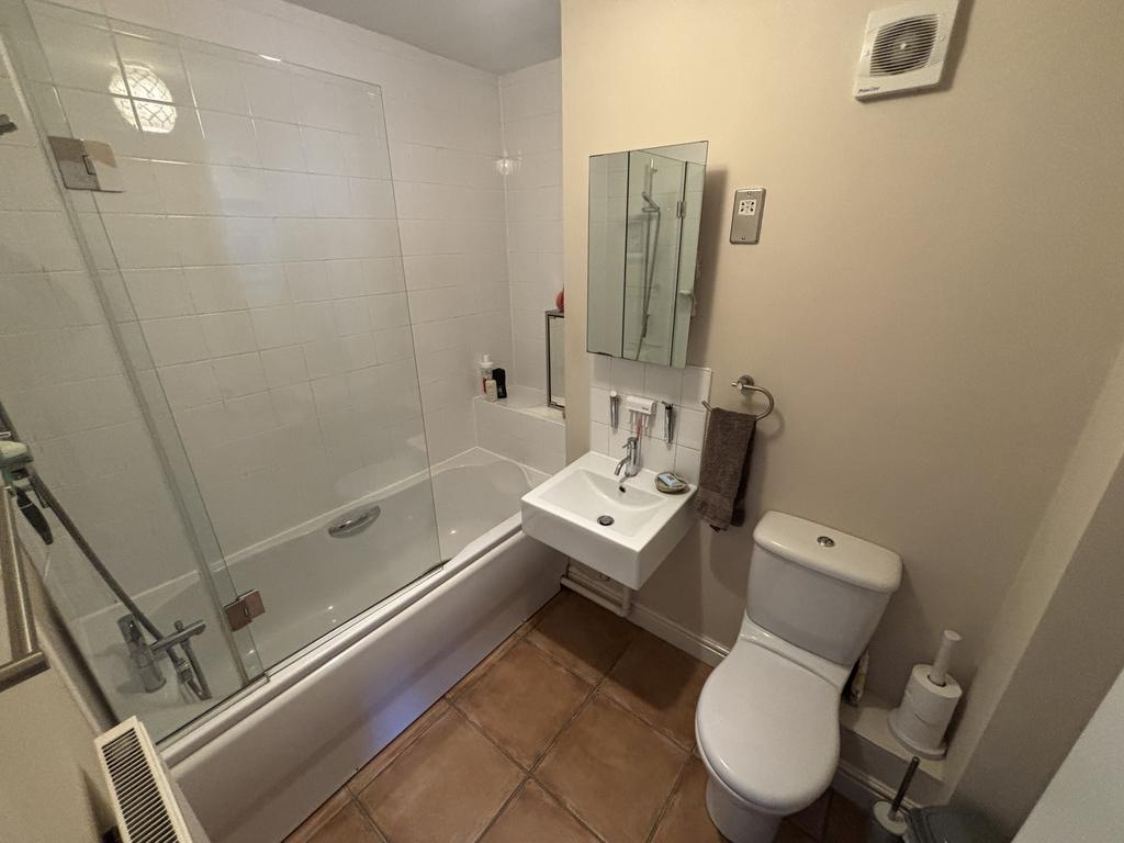 En suite to principle bedroom 1