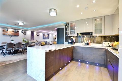 4 bedroom detached house to rent, Pear Tree Road, Addlestone, Surrey, KT15
