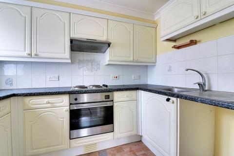 2 bedroom flat to rent, Station Road, Hayling Island PO11