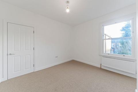 2 bedroom flat to rent, Elmer Road, London, SE6