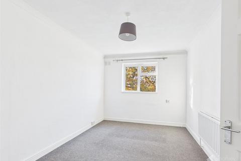 undefined, Tanys Dell, Harlow CM20