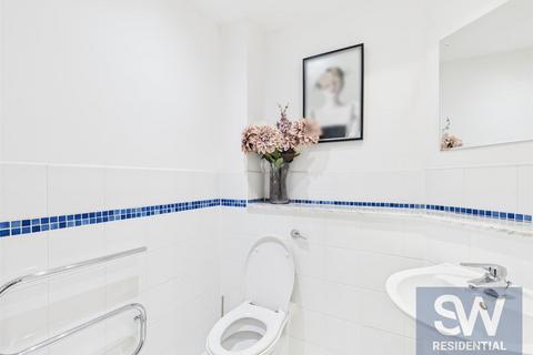 2 bedroom flat to rent, Whitehall Quay, Whitehall Road, Leeds LS1 4BU