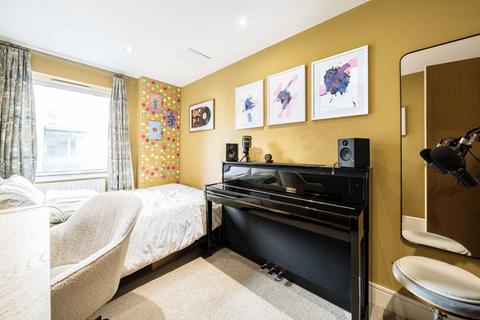 2 bedroom flat for sale, Cassilis Road, London E14