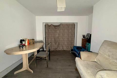 3 bedroom semi-detached house to rent, Westmorland Avenue