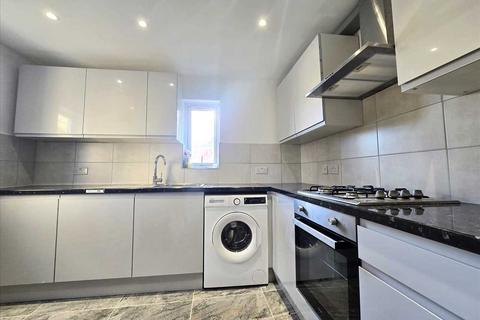 4 bedroom house share to rent, Myddleton Road, Wood Green