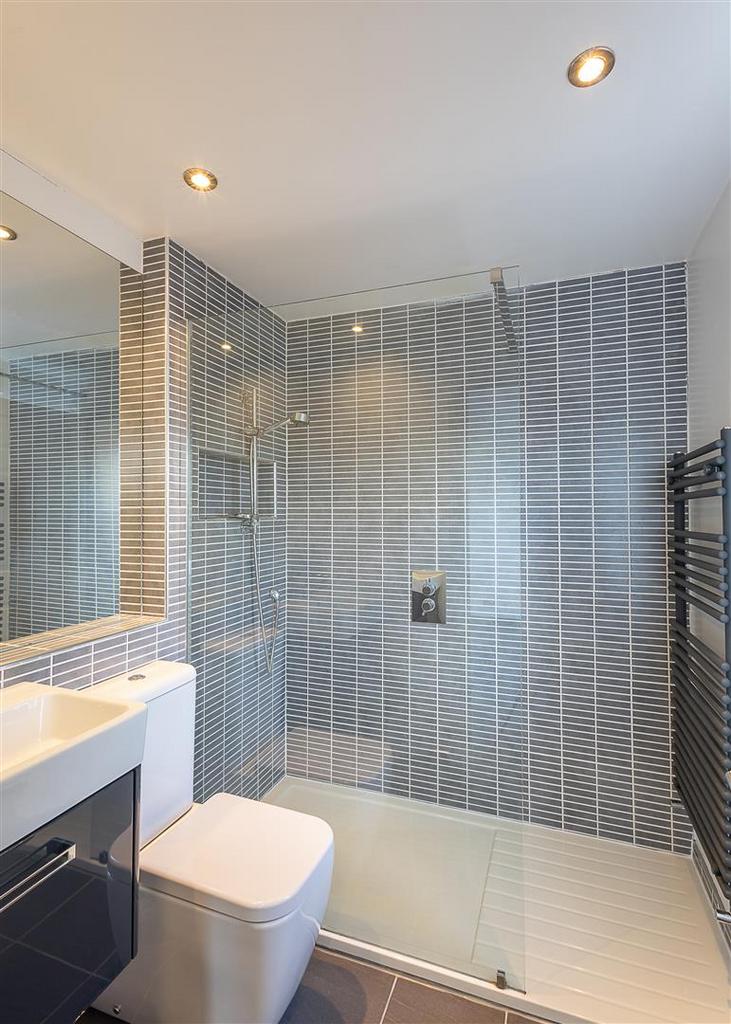 En Suite (2nd Floor)