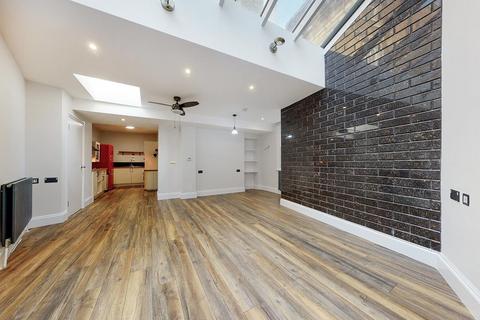 2 bedroom apartment to rent, Hemingford Road, London