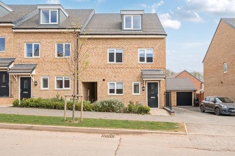 3 bedroom end of terrace house to rent, Harviston Avenue, NG4