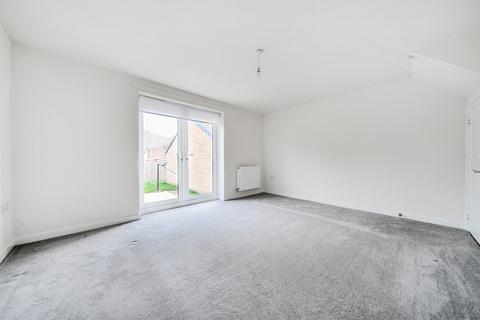 3 bedroom end of terrace house to rent, Harviston Avenue, NG4