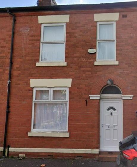 Versatile 3-4 Bedroom Terraced House With Strong