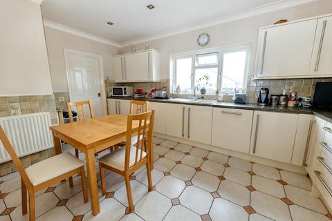 4 bedroom detached bungalow for sale, Hawthorn Road, Clacton-on-sea, CO15 4