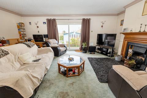 4 bedroom detached bungalow for sale, Hawthorn Road, Clacton-on-sea, CO15 4