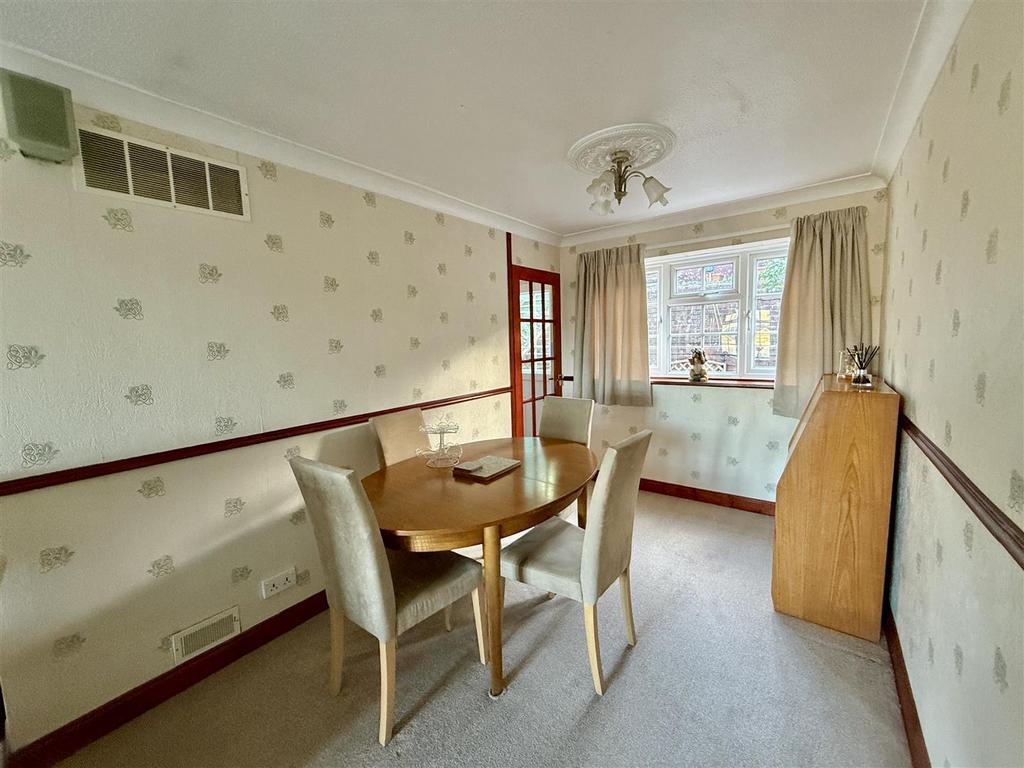 Living/Dining Room: