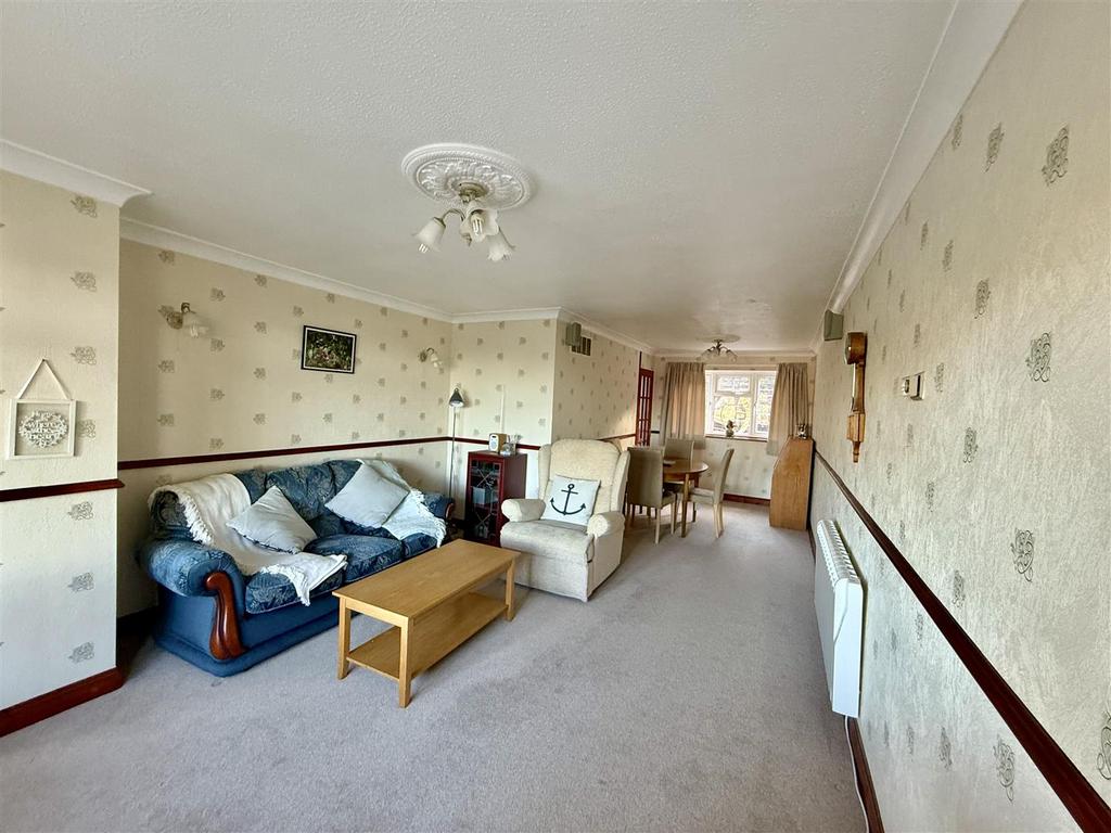Living/Dining Room:
